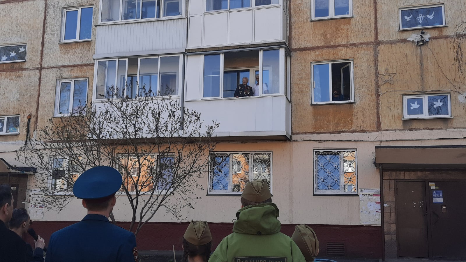 Парад у дома ветеранов